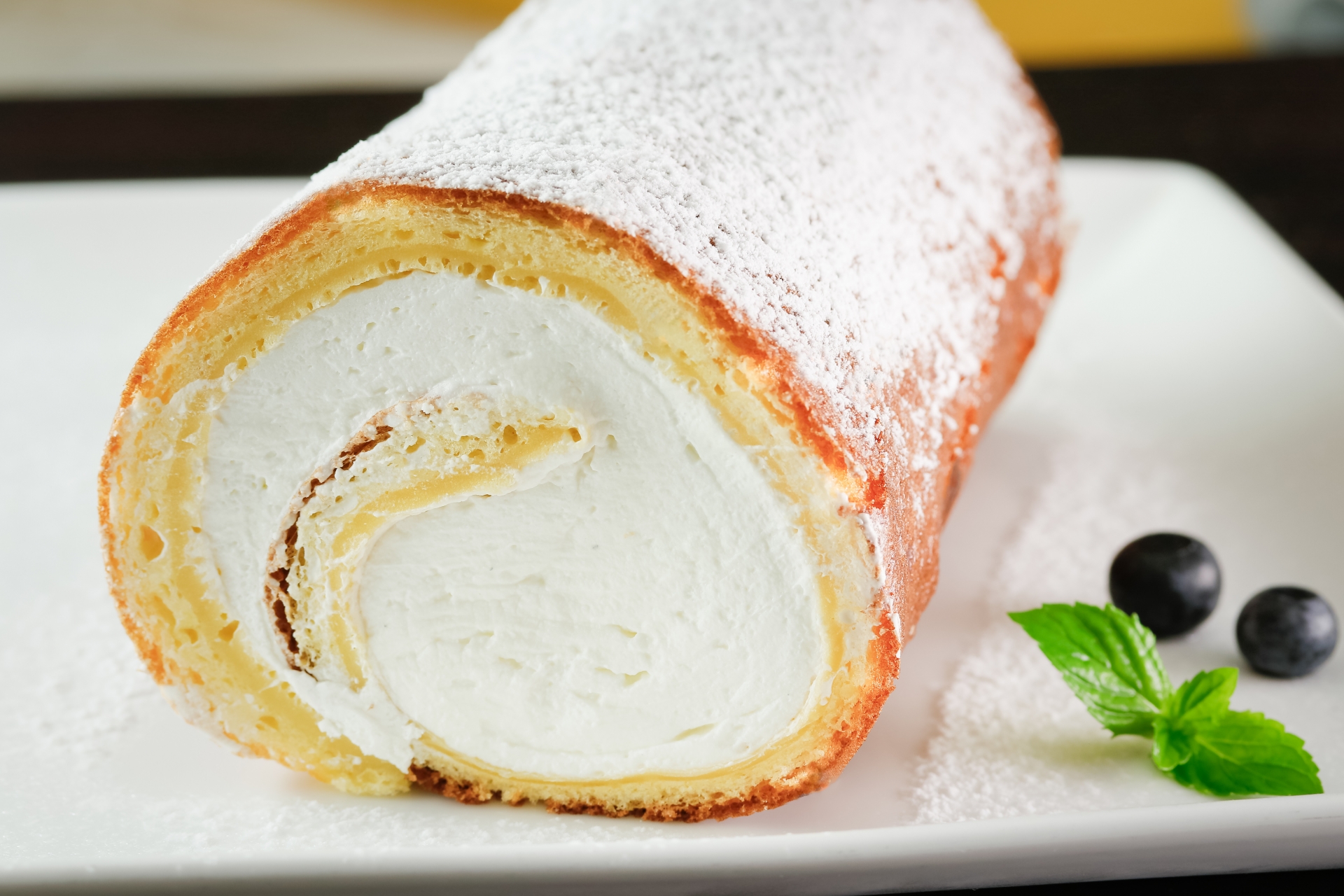 クリームたっぷりロールケーキ